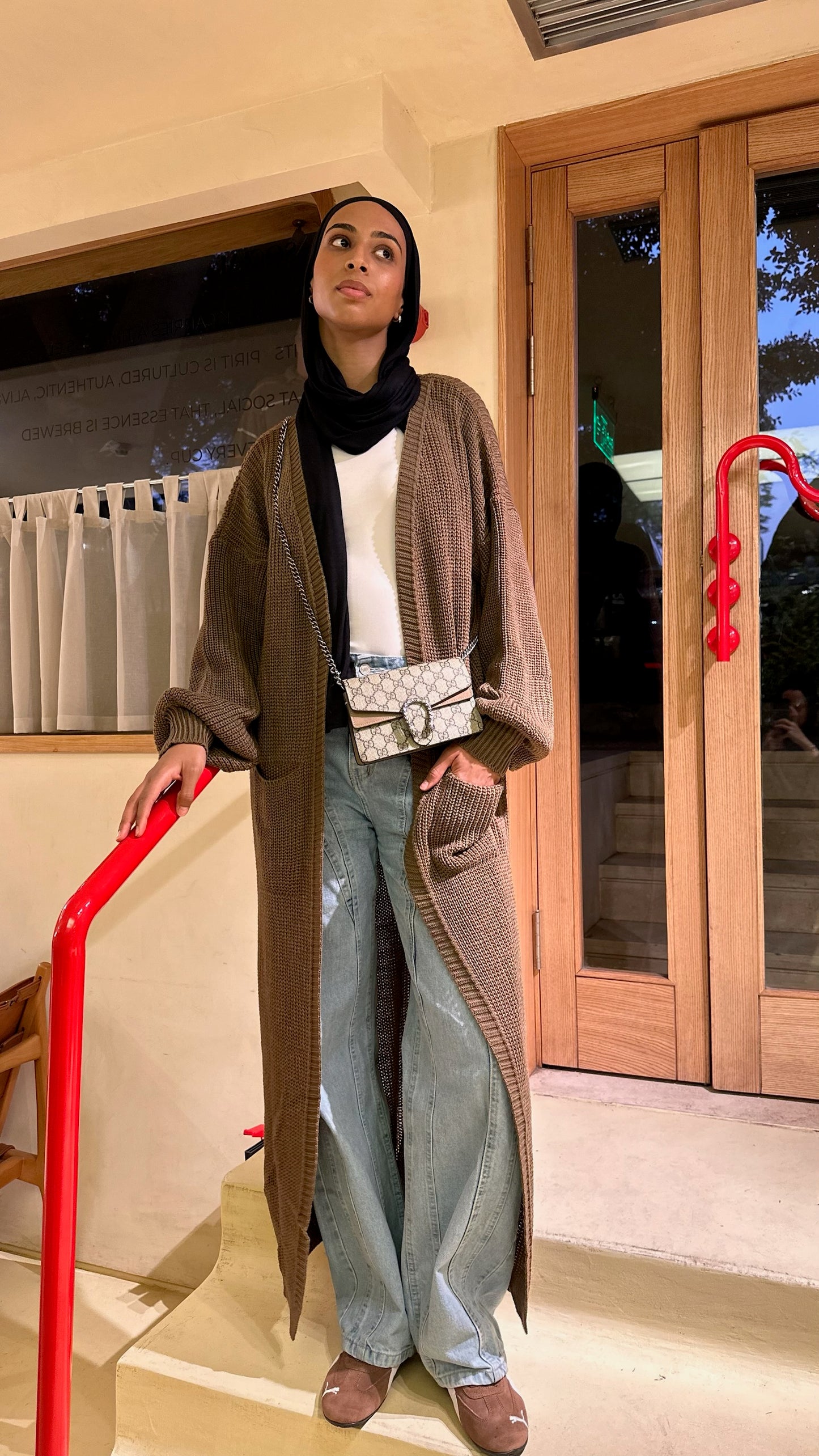 The knit cardigan - in Caramel